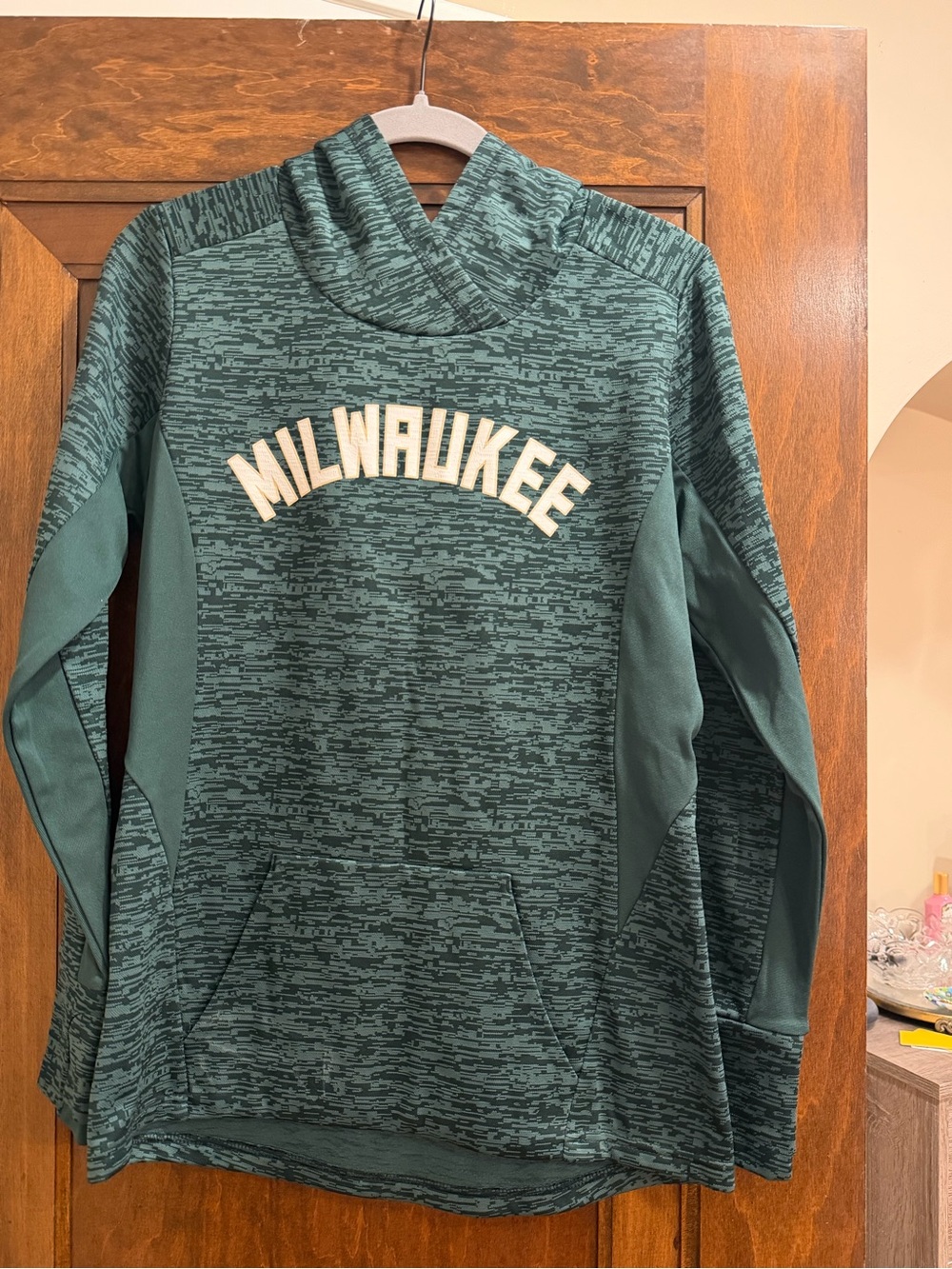 Milwaukee Bucks Women’s M Slim Fit Pullover Hoodie Sweatshirt